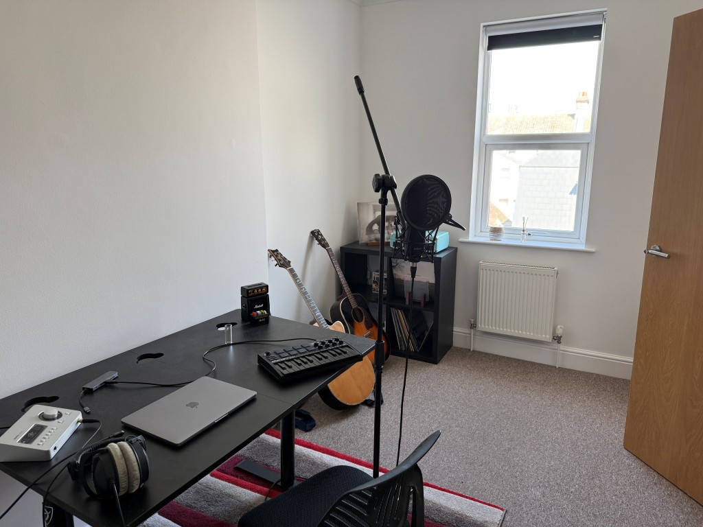 Lot: 78 - FREEHOLD MIXED USE INVESTMENT IN TOWN CENTRE - Second floor second bedroom